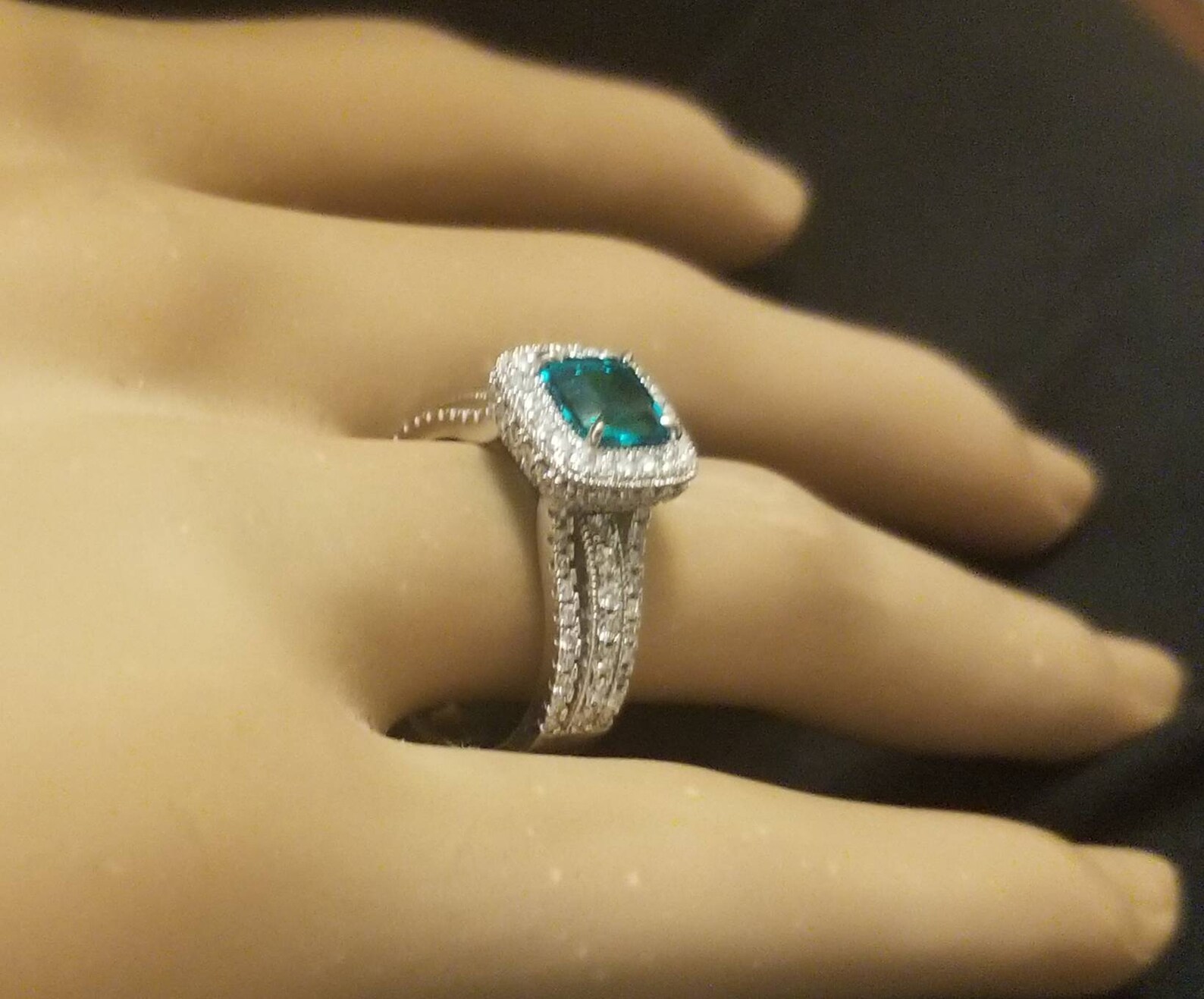 anillo de compromiso verde