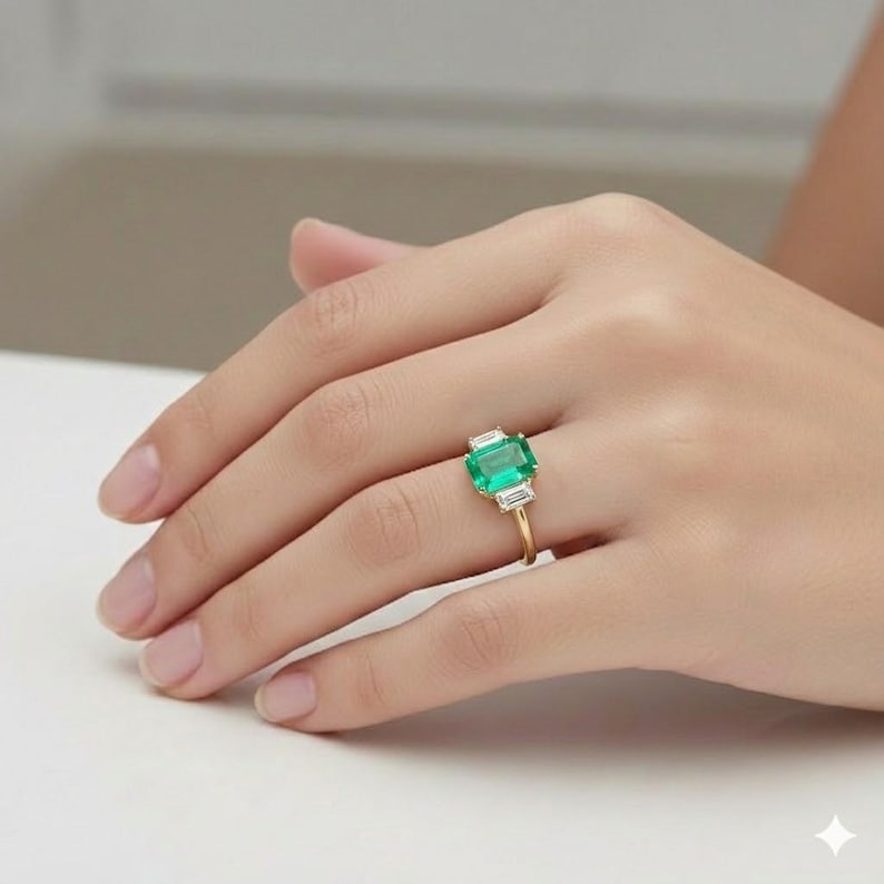 14K Yellow Gold Engagement Three-stone Ring 4.18CT. Natural Green Emerald afbeelding 3