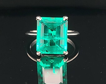 Vintage 14K white Gold engagement Ring 5.54CT. Green Colombia Emerald