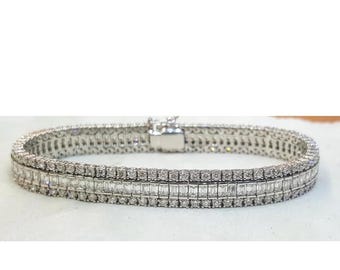 Peut inclure: Un bracelet en argent avec une rangée de diamants de forme baguette et deux rangées de diamants ronds.