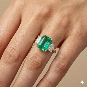 14K Yellow Gold Engagement Three-stone Ring 4.18CT. Natural Green Emerald afbeelding 2
