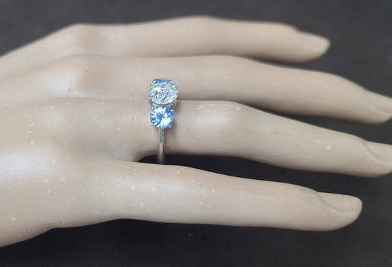 3.06 carat vintage platinum three-stones  sapphir… - image 3