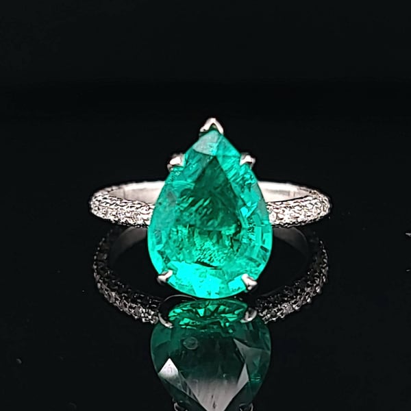 18K White Gold engagement Ring 3.35CT. Colombia Green Emerald pear Shape
