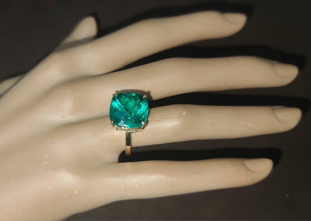 Tiffany & Co 18K Yellow Gold Ring 9.05ct. Gem Green Emerald