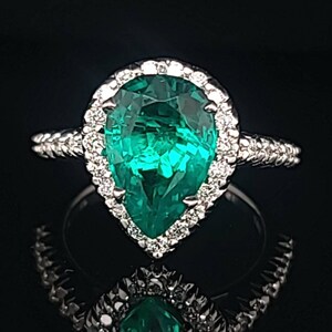 18K White Gold Engagement Ring 3.24CT. Colombia Green Emerald Pear Shape