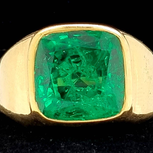 18k Yellow Gold Mens Ring: 10.55ct lab grown Green Emerald Gem