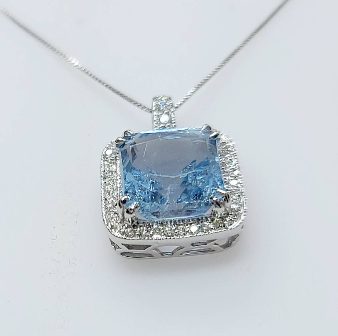 14.19ct.14k White Gold Pendant Natural Sky Blue Aquamarine