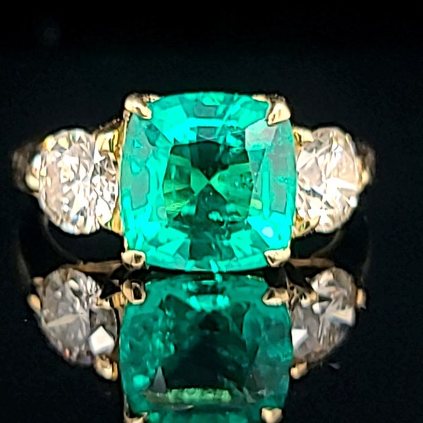 Vintage 14k yellow gold engagement three stones Ring 2.75CT.Green colombia Emerald Cushion Shape