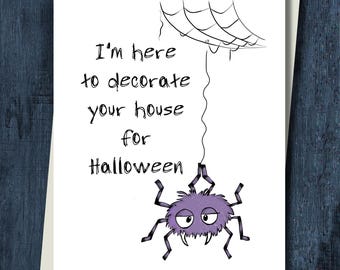 Peut inclure: Carte de vœux sur le thème d'Halloween avec une araignée de dessin animé suspendue à une toile d'araignée. L'araignée violette a des pattes noires et une expression endormie. Le texte dit : "Je suis là pour décorer votre maison pour Halloween."