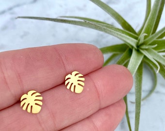 palm earring, monstera earrings, monstera studs, palm leaf earring, leaf earring, plant lover jewelry, leaf stud earring, gold leaf earring