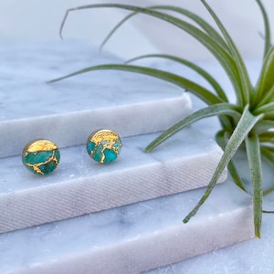 turquoise earring, circle stud earring, stone stud earring, raw turquoise earring, circle earring, gold stud earring, gold earring gold