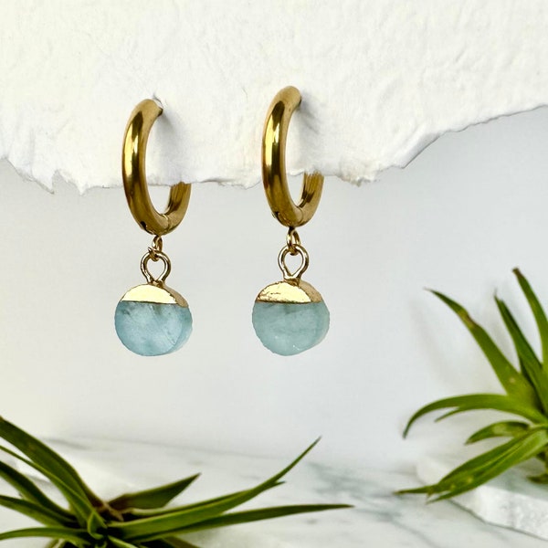 Pendientes Huggie de aguamarina cruda: aros de plata de ley con oro de 14 k