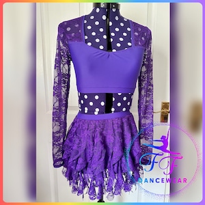 TOUT NEUF SUR MESURE en dentelle violette Costume de danse lyrique/contemporain deux pièces haut court jupe pantalon (taille - adulte petit)