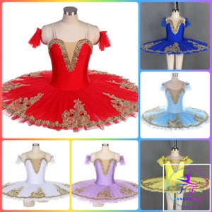 Może przedstawiać: Pięć różnych kolorowych tutu z ozdobnymi złotymi lamówkami i zdobieniami. Tutu są prezentowane na manekinach w tej samej pozie. Tutu są czerwone, niebieskie, jasnoniebieskie, białe i fioletowe.