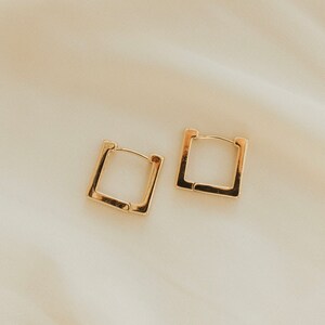 Square hoop earrings, Gold rectangle earrings, Geometric earrings, Square huggie hoop, Dainty chunky modern earrings, Simple geometric hoops
