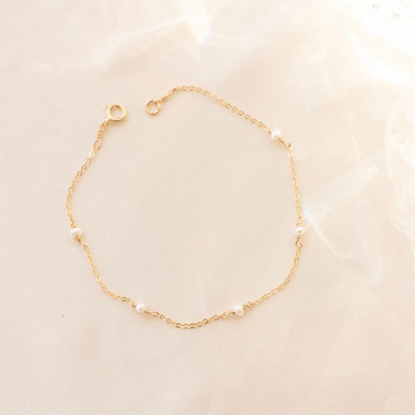 Pearl bracelet, Pearl charm bracelet, Dainty gold bracelet, Tiny pearl bracelet, Minimal bracelet, Bridesmaid Gift, Bridal Bracelet