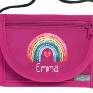 Könnte beinhalten: Ein leuchtend pinkfarbener Brustbeutel mit schwarzer Kordel und Reißverschlussfach. Auf der Vorderseite befindet sich eine bunte Regenbogen-Grafik mit einem kleinen Herz in der Mitte und dem Namen Emma in weißer Schrift unter dem Regenbogen.