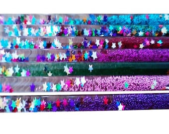 Een klein toverstafje met een vleugje magie! Verkrijgbaar in verschillende kleuren, met glitter en glitter, 15 cm lang, een perfect cadeau voor kleine tovenaars! Artikelnummer 01