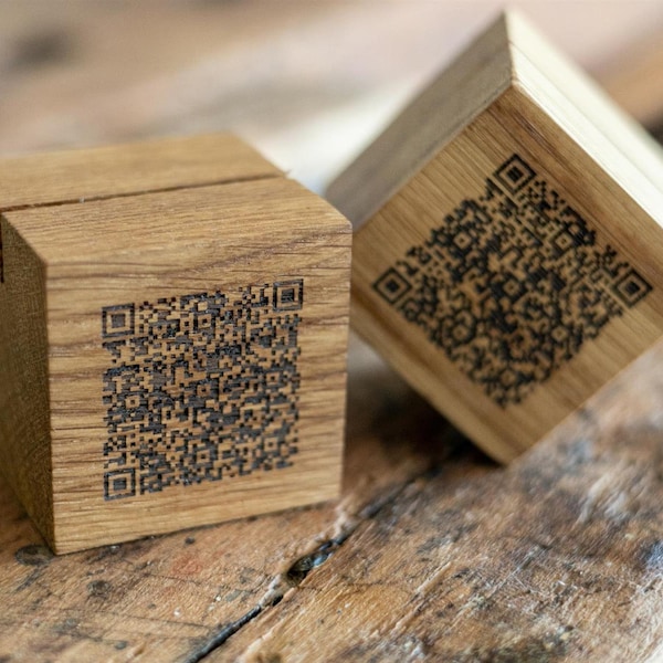 Holzwürfel mit Wunschgravur, 6x6x6 cm, mit Schlitz für Karten, Angebote usw., auf Wunsch mit QR Code, z.B. für Speisekarte