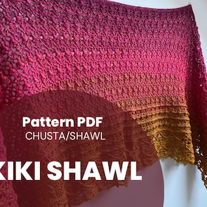 Pode incluir: Um xale de crochê com um degradê de cores rosa, laranja e amarelo. O xale tem um padrão de renda e uma borda festonada. O texto "Pattern PDF CHUSTA/SHAWL KIKI SHAWL" está impresso no xale.
