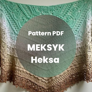 Könnte beinhalten: Ein Häkeltuch mit einem Farbverlauf von Grün, Weiß und Braun. Das Tuch hat ein zartes Spitzenmuster und einen gewellten Rand. Der Text "Pattern PDF MEKSYK Heksa" ist über das Bild gelegt.