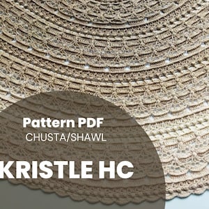 Op de afbeelding: Een haakpatroon PDF voor een sjaal of chusta, getiteld "KRISTLE HC" met een beige en witte gehaakte sjaal op de achtergrond.