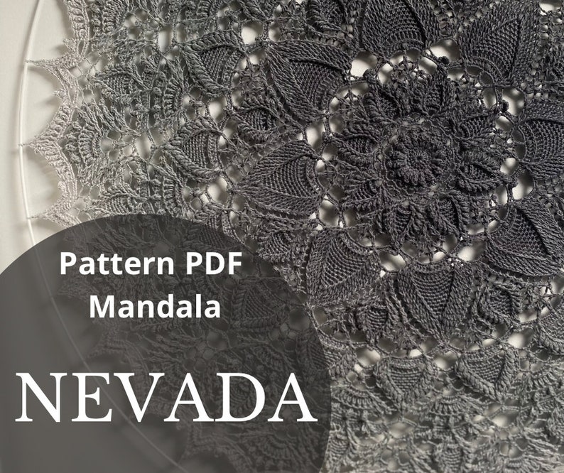 Puede incluir: Un mandala de crochet gris con un degradado de gris claro a gris oscuro. El texto "Pattern PDF Mandala NEVADA" est&aacute; sobre un fondo negro.