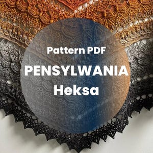 Może przedstawiać: Zbliżenie na szydełkowy szal z gradientem kolorów pomarańczowego, szarego i czarnego. Szal wykonany jest delikatnym wzorem ściegowym. Na obrazie nałożono okrąg z tekstem "Pattern PDF PENSYLVANIA Heksa".