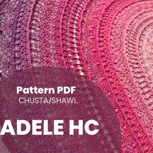 Pode incluir: Um padrão de xale de crochê em PDF para um Chusta/Shawl chamado "Adele HC" com um esquema de cores degradê rosa e roxo.