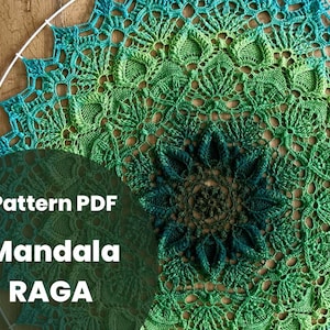 Pode incluir: Um close-up de uma mandala de crochê em tons de verde e azul-petróleo. A mandala apresenta um design floral detalhado com o texto "Pattern PDF Mandala RAGA" em branco. O trabalho de crochê é intrincado e parece feito à mão.