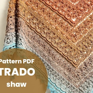 Könnte beinhalten: Ein handgefertigter Schal in Braun-, Beige- und Blautönen mit aufwendigen Häkelspitzen. Der Text "Pattern PDF TRADO shaw" ist auf einem braunen Hintergrund zu sehen.