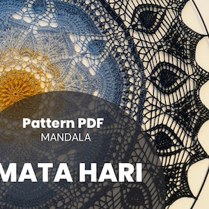 Pode incluir: Um mandala de crochê preto e branco com um centro azul e amarelo. O texto "Pattern PDF Mandala Matahari" é impresso em um fundo preto.