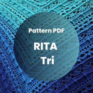 Pode incluir: Um close-up de um xale de crochê em tons de azul e turquesa. O xale apresenta um design aberto e rendado com o texto "Pattern PDF RITA Tri" em uma sobreposição circular. O trabalho de crochê tem uma aparência texturizada.