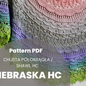 Könnte beinhalten: Ein Häkeltuch mit einem Regenbogenfarbverlauf, einschließlich Rosa, Lila, Grün und Blau. Das Tuch ist in einem runden Muster mit einem gewellten Rand gehäkelt. Der Text "Pattern PDF CHUSTA PÓŁOKRĄGŁA / SHAWL HC NEBRASKA HC" ist auf das Tuch gedruckt.