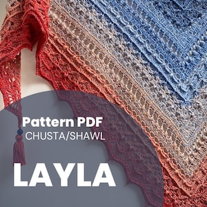 Pode incluir: Um xale de crochê com um degradê de cores vermelho, laranja, bege e azul. O xale tem uma franja e uma conta. O texto "Pattern PDF Chusta/Shawl Layla" está na imagem.