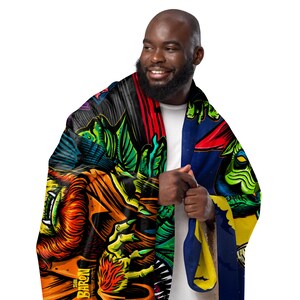 Puede incluir: Una manta de forro polar colorida con un dise&ntilde;o gr&aacute;fico de varios monstruos, incluyendo un hombre lobo, un vampiro y una criatura de la laguna negra. La manta est&aacute; hecha de forro polar suave y mullido y es perfecta para acurrucarse en el sof&aacute;.