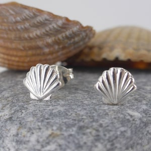 Zilveren schelpoorknopjes, schelpoorbellen