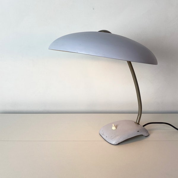 Hermosa lámpara de mesa Bauhaus 1950. Lámpara de escritorio de mediados de siglo de los años 50.
