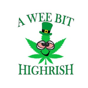 Könnte beinhalten: Ein grünes Cannabisblatt mit einem lächelnden Gesicht, roten Augen und einem grünen Koboldhut. Der Text "A WEE BIT" steht über dem Blatt und "HIGHRISH" darunter, alles in Grün.