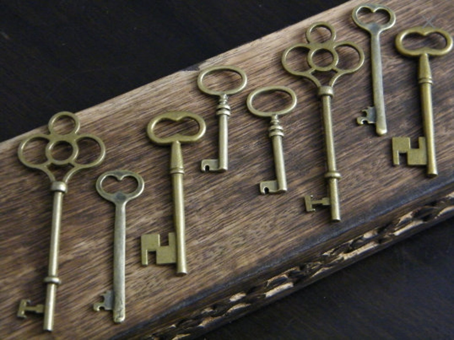 Комната старинных ключей книга. Комната старинных ключей. Старинный ключ. Старинный ключ. Ключ от старой комнаты.