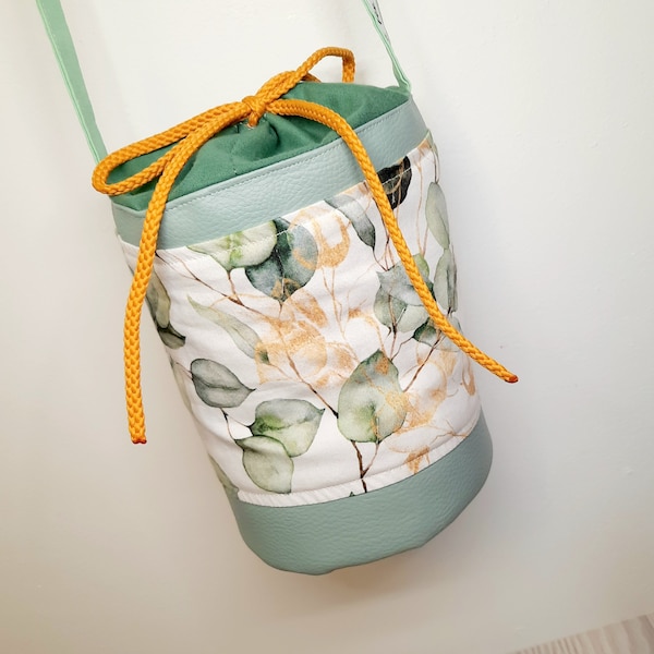 sac pochon, en simili et tissu fleuri vert eucalyptus. modèle la fée du lac