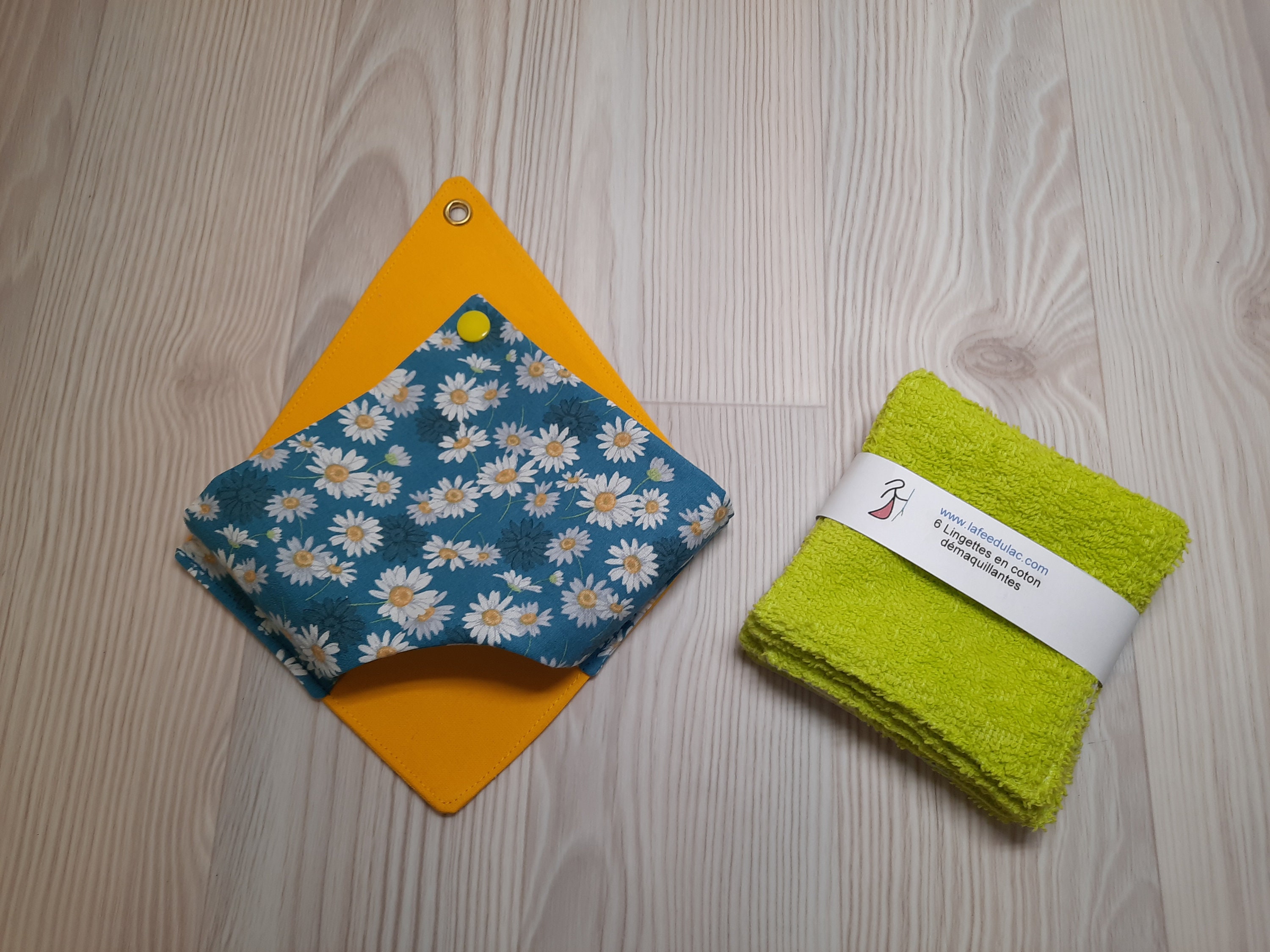 Distributeur de Lingettes Carrées et 6 Lingettes