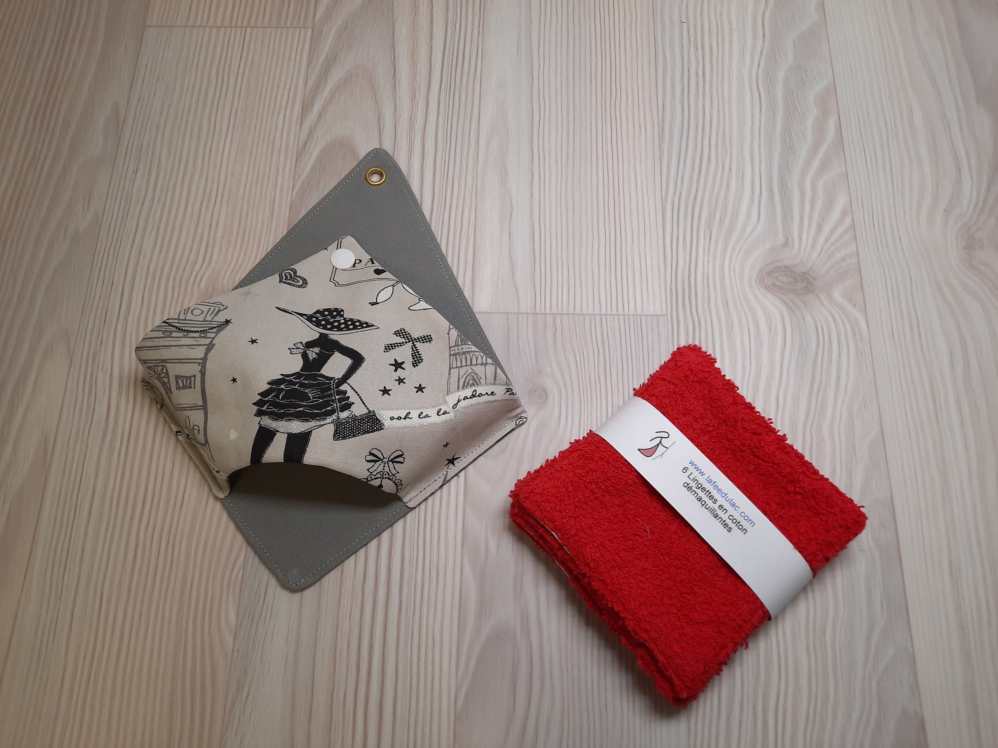 Distributeur de Lingettes Carrées et 6 Lingettes