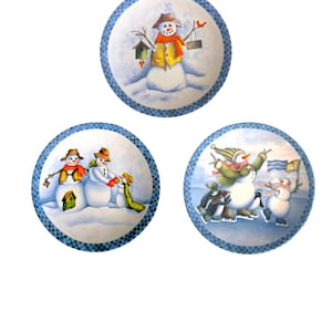 EUC Vintage Set of 3 Decorative 8.25&quot; Winter Themed Plates with Blue Trim