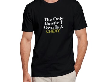 Camiseta masculina LUMLifeArt preta com estampa de gravata borboleta da Chevrolet, em algodão pesado.