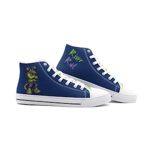 Op de afbeelding: Een paar marineblauwe hoge sneakers met witte veters en rubberen zolen. De buitenkant is voorzien van een afbeelding van een cartoonrat in een groene hoodie en blauwe jeans. De tekst River Rat staat in het groen en paars op de enkel gedrukt.