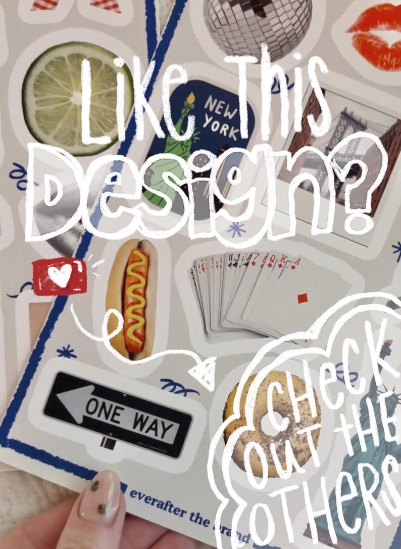 Pu&ograve; includere: Un collage di adesivi con vari disegni, tra cui un hot dog, carte da gioco, un emblema di New York e un bagel. Il testo "Like This Design? Check Out The Others" &egrave; scritto in bianco sopra le immagini.