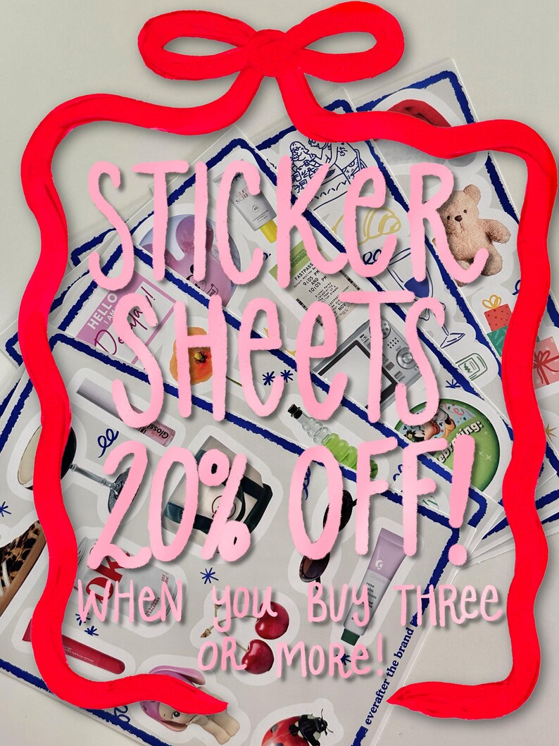 Pu&ograve; includere: Una collezione di fogli di adesivi con fiocco e cornice rossi. Il testo rosa recita "STICKER SHEETS 20% OFF! WHEN YOU BUY THREE OR MORE!". Gli adesivi presentano vari disegni e illustrazioni.
