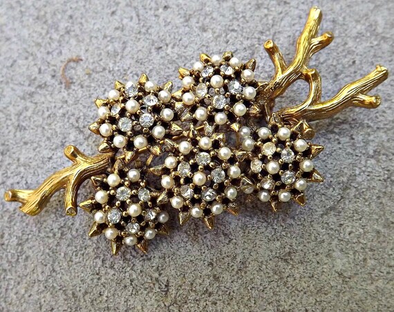 HAR pearls and rhinestones brooch