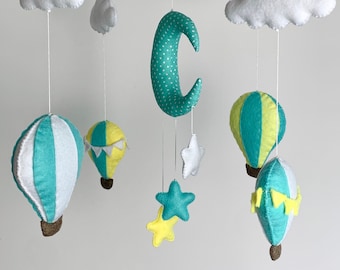 Babymobile, mintfarbene Heißluftballons. Babyzimmerdekoration